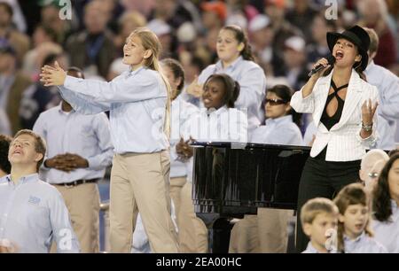 La musicista Alicia Keys e 150 bambini della Florida School for the Death and Blind di St. Augustine suonano -America The Beautiful- in omaggio al defunto Ray Charles durante il Super Bowl XXXIX Halftime Show presso lo stadio Alltell di Jacksonville, FL, il 6 febbraio 2005. Foto di Lionel Hahn/ABACA. Foto Stock