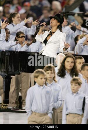 La musicista Alicia Keys e 150 bambini della Florida School for the Death and Blind di St. Augustine suonano -America The Beautiful- in omaggio al defunto Ray Charles durante il Super Bowl XXXIX Halftime Show presso lo stadio Alltell di Jacksonville, FL, il 6 febbraio 2005. Foto di Lionel Hahn/ABACA. Foto Stock