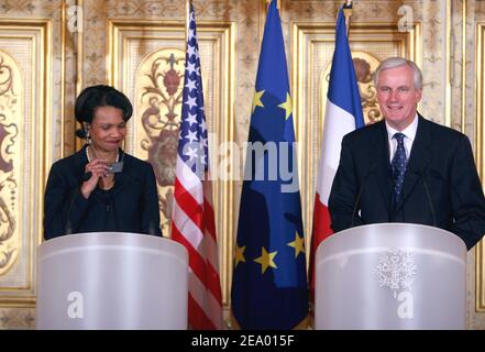 Conferenza stampa del Segretario di Stato americano Condoleezza Rice e del Ministro degli Esteri francese Michel Barnier al Quai d'Orsay, a Parigi, in Francia, l'8 febbraio 2005. Foto di Klein-Mousse/ABACA. Foto Stock