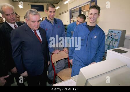 Il primo ministro francese Jean-Pierre Raffarin visita un centro di formazione professionale a Meaux, vicino a Parigi, Francia, il 11 febbraio 2005. Foto di Mousse/ABACA. Foto Stock