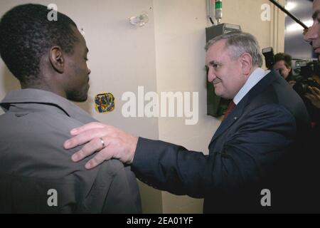 Il primo ministro francese Jean-Pierre Raffarin visita un centro di formazione professionale a Meaux, vicino a Parigi, Francia, il 11 febbraio 2005. Foto di Mousse/ABACA. Foto Stock