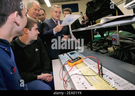 Il primo ministro francese Jean-Pierre Raffarin visita un centro di formazione professionale a Meaux, vicino a Parigi, Francia, il 11 febbraio 2005. Foto di Mousse/ABACA. Foto Stock