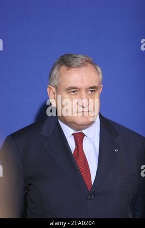 Dopo aver visitato un centro di formazione professionale a Meaux, vicino a Parigi, Francia, il 11 febbraio 2005, il primo ministro francese Jean-Pierre Raffarin. Foto di Mousse/ABACA. Foto Stock