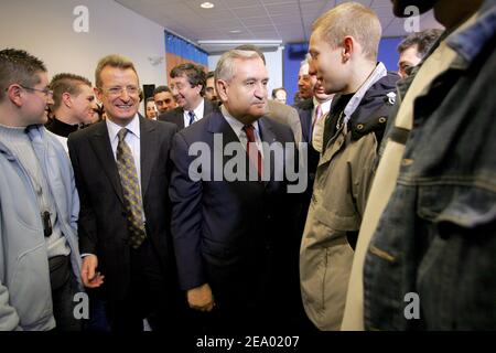 Il primo ministro francese Jean-Pierre Raffarin visita un centro di formazione professionale a Meaux, vicino a Parigi, Francia, il 11 febbraio 2005. Foto di Mousse/ABACA. Foto Stock