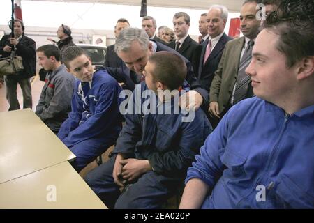 Il primo ministro francese Jean-Pierre Raffarin visita un centro di formazione professionale a Meaux, vicino a Parigi, Francia, il 11 febbraio 2005. Foto di Mousse/ABACA. Foto Stock