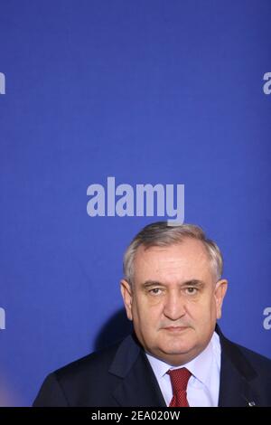 Dopo aver visitato un centro di formazione professionale a Meaux, vicino a Parigi, Francia, il 11 febbraio 2005, il primo ministro francese Jean-Pierre Raffarin. Foto di Mousse/ABACA. Foto Stock