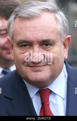 Il primo ministro francese Jean-Pierre Raffarin visita un centro di formazione professionale a Meaux, vicino a Parigi, Francia, il 11 febbraio 2005. Foto di Mousse/ABACA. Foto Stock