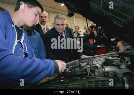 Il primo ministro francese Jean-Pierre Raffarin visita un centro di formazione professionale a Meaux, vicino a Parigi, Francia, il 11 febbraio 2005. Foto di Mousse/ABACA. Foto Stock