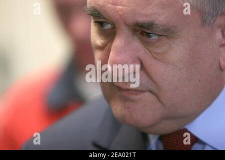 Il primo ministro francese Jean-Pierre Raffarin visita un centro di formazione professionale a Meaux, vicino a Parigi, Francia, il 11 febbraio 2005. Foto di Mousse/ABACA. Foto Stock