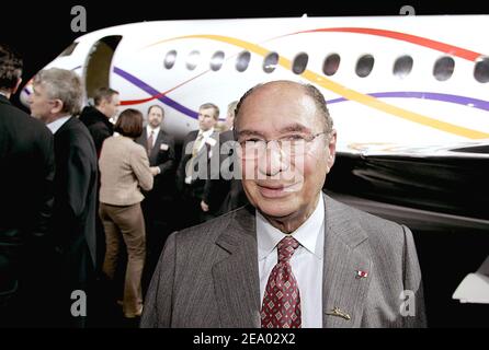 Serge Dassault, CEO di Dassault Aviation, si pone di fronte al nuovo jet d'affari a lungo raggio Falcon 7X durante la cerimonia di lancio del primo aeromobile di questo tipo presso lo stabilimento Dassault Aviation di Merignac, nella Francia sud-occidentale, il 15 febbraio 2005. Foto di Patrick Bernard/ABACA. Foto Stock