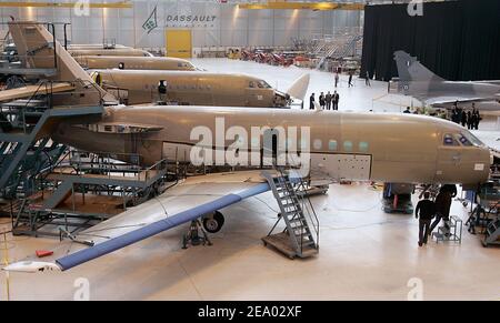 Sala di assemblaggio Dassault Falcon 7X presso lo stabilimento Dassault Aviation di Merignac, nella Francia sud-occidentale, il 15 febbraio 2005. Foto di Patrick Bernard/ABACA. Foto Stock