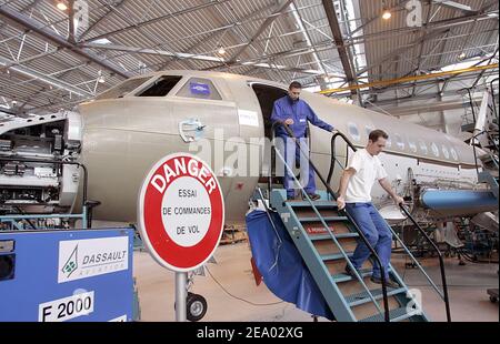 Sala di assemblaggio Dassault Falcon 7X presso lo stabilimento Dassault Aviation di Merignac, nella Francia sud-occidentale, il 15 febbraio 2005. Foto di Patrick Bernard/ABACA. Foto Stock