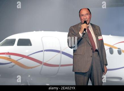 Serge Dassault, CEO di Dassault Aviation, ha tenuto il suo discorso durante la cerimonia di lancio del primo jet a lungo raggio Dassault Falcon 7X presso lo stabilimento Dassault Aviation di Merignac, nella Francia sud-occidentale, il 15 febbraio 2005. Foto di Patrick Bernard/ABACA. Foto Stock