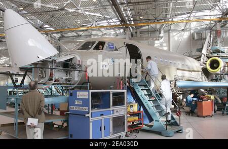 Sala di assemblaggio Dassault Falcon 7X presso lo stabilimento Dassault Aviation di Merignac, nella Francia sud-occidentale, il 15 febbraio 2005. Foto di Patrick Bernard/ABACA. Foto Stock