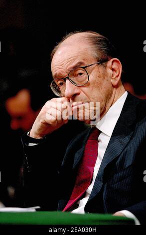 Alan Greenspan, presidente del Consiglio dei Governatori del sistema della Riserva Federale, testimonia il 16 febbraio 2005 a Washington davanti al Senato durante un'audizione sul rapporto semestrale di politica monetaria al Congresso. Foto di Olivier Douliery/ABACA. Foto Stock