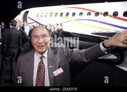 Serge Dassault, CEO di Dassault Aviation, si pone di fronte al nuovo jet d'affari a lungo raggio Falcon 7X durante la cerimonia di lancio del primo aeromobile di questo tipo presso lo stabilimento Dassault Aviation di Merignac, nella Francia sud-occidentale, il 15 febbraio 2005. Foto di Patrick Bernard/ABACA. Foto Stock