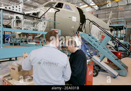 Sala di assemblaggio Dassault Falcon 7X presso lo stabilimento Dassault Aviation di Merignac, nella Francia sud-occidentale, il 15 febbraio 2005. Foto di Patrick Bernard/ABACA. Foto Stock