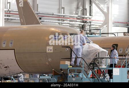 Sala di assemblaggio Dassault Falcon 7X presso lo stabilimento Dassault Aviation di Merignac, nella Francia sud-occidentale, il 15 febbraio 2005. Foto di Patrick Bernard/ABACA. Foto Stock