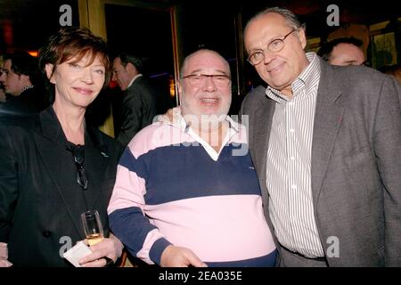 ESCLUSIVO. (L-R) la giornalista francese di moda Viviane Blassel, la cantante Carlos e il produttore televisivo Gerard Louvin si sono esibiti in una festa durante la quale la dott.ssa Catherine Euvrard, fondatore e amministratore delegato del servizio di caccia alla testa "consulenti CE", È stato presentato con il segno dell'ufficiale nell'Ordine Nazionale di merito dall'attrice e cantante francese Line Renaud, a l'Etoile a Parigi, Francia, il 16 febbraio 2005. Foto di Benoit Pinguet/ABACA. Foto Stock