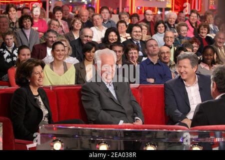 I relatori francesi Pierre Bellemare (C), sua figlia Francoise (L) e suo figlio Pierre Dhostel durante la registrazione del talk show televisivo di Michel Drucker allo Studio Gabriel di Parigi, Francia, il 16 febbraio 2005. Lo spettacolo è dedicato in particolare a Pierre Bellemare e sarà trasmesso il 20 febbraio 2005. Foto di Jean-Jacques Datchary/ABACA Foto Stock