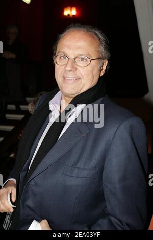 Il produttore televisivo francese Gerard Louvin partecipa alla prima del brano "Love, Valor, Compassion" al Theatre de la Porte Saint-Martin di Parigi, Francia, il 21 febbraio 2005. Foto di Laurent Zabulon/ABACA Foto Stock