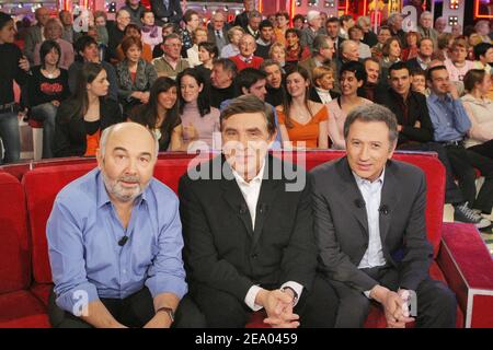 L'attore, regista e produttore francese Gerard Jugnot, Jean-Pierre Foucault e Michel Drucker posano durante il talk show di Drucker Vivement Davanche registrato allo Studio Gabriel di Parigi, in Francia, il 23 febbraio 2005. Foto di Jean-Jacques Datchary/ABACA. Foto Stock