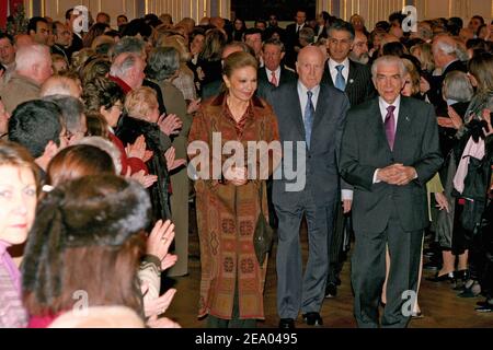 (L-R) l'ex imperatrice Farah Diba dell'Iran, Pierre-Christian Taittinger e il principe Gholam-Reza Pahlavi, fratello del defunto shah dell'Iran, durante la presentazione del libro del principe Gholam-Reza, 'Mon pere, mon frere, les Shahs d'Iran', (mio padre, mio fratello, gli Shahs dell'Iran) nel sedicesimo distretto di Parigi, Francia, il 24 febbraio 2005. Foto di Mousse/ABACA. Foto Stock