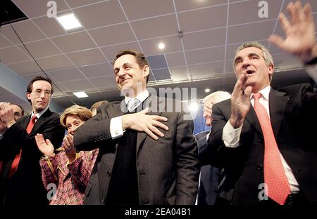 UMP francese (Union pour un Mouvement Populaire) il presidente del partito Nicolas Sarkozy arriva a un incontro dell'UMP a Tarbes, nella Francia sudoccidentale, il 24 febbraio 2005, nell'ambito di una visita di lavoro di due giorni nella regione. Foto di Patrick Bernard/ABACA. Foto Stock