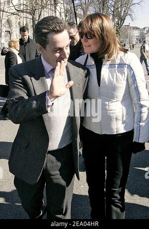 L'ex ministro francese delle finanze e leader del partito di centro-destra UMP Nicolas Sarkozy visita il 25 febbraio 2005 con la moglie Cecilia Lourdes Santuari e la grotta Massabielle dove Bernadette Soubirous vide la prima apparizione della "Vergine Santa" nel 1858; Situato nel sud-ovest della Francia, nel dipartimento degli alti Pirenei. Foto di Patrick Bernard/ABACA. Foto Stock