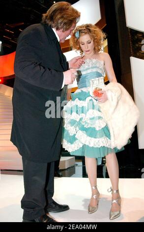 L'attore francese Gerard Depardieu e sua figlia Julie Depardieu alla fine della 30esima cerimonia di premiazione di Cesar tenutasi al Theatre du Chatelet di Parigi, Francia, il 26 febbraio 2005. Foto di Klein-Zabulon/ABACA. Foto Stock