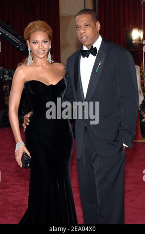 Il cantante Beyonce Knowles e Jay-Z arrivano al 77° Premio annuale dell'Accademia tenuto presso il Kodak Theatre di Hollywood, California, il 27 febbraio 2005. Foto di Hahn-Khayat-Nebinger/ABACA Foto Stock