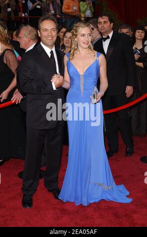 Kate Winslet e il marito Sam Mendes arrivano al 77° Premio annuale dell'Accademia tenuto presso il Kodak Theatre di Hollywood, California, il 27 febbraio 2005. Foto di Hahn-Khayat-Nebinger/ABACA Foto Stock