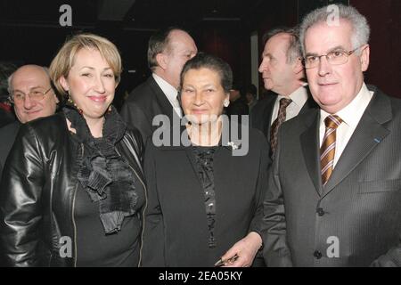 ESCLUSIVO. (L-R) Segretario di Stato francese per i disabili, Marie-Anne Montchamp, ex ministro francese della Sanità Simone Veil e presidente DI APAJH Fernand Tournan partecipano alla prima edizione della cerimonia dei Trofei DI APAJH organizzata dall'Association pour adultes et Jeunes Handicaps (Associazione per adulti e giovani disabili) E si è tenuto al Palais des Congres a Parigi, in Francia, il 28 febbraio 2005. Foto di Benoit Pinguet/ABACA. Foto Stock