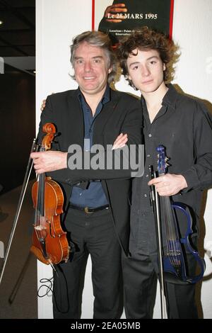 ESCLUSIVO. Il violonista jazz francese Didier Lockwood (L) e il giovane virtuoso del violino Thomas Enhco partecipano alla prima edizione della cerimonia dei Trofei APAJH organizzata dall'Association pour adultes et Jeunes Handicaps (Associazione per adulti e giovani disabili) e tenutasi al Palais des Congres di Parigi, Francia, il 28 febbraio 2005. Foto di Benoit Pinguet/ABACA. Foto Stock