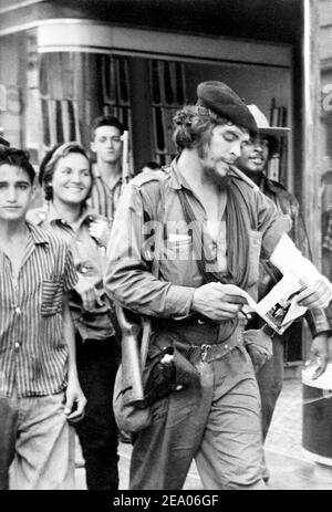 Ernesto che Guevara leggere un libro per strada Foto Stock