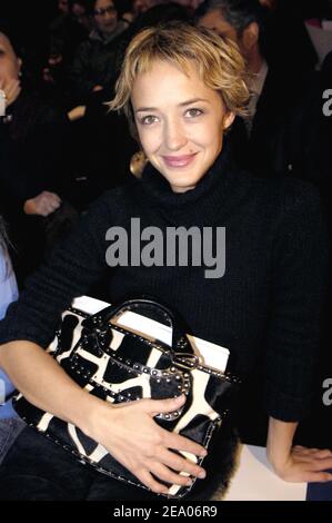 L'attrice francese Helene de Fougerolles partecipa alla presentazione della collezione Fall/Winter 2005/2006 di Celine a Parigi, Francia, il 3 marzo 2005. Foto di Klein-Hounsfield/ABACA Foto Stock