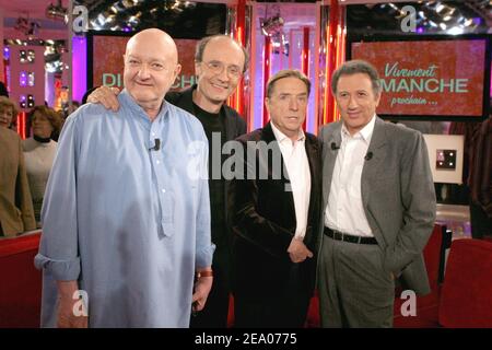 (L-R) il giornalista televisivo francese Jean-Pierre Coffe, il fumettista belga Phillippe Geluck e i relatori televisivi francesi Pascal Sevran e Michel Drucker durante la registrazione del talk show di Michel Drucker 'Vivement Dimanche', dedicato in particolare a Pascal Sevran, allo Studio Gabriel di Parigi, Francia, il 2 marzo 2005. Lo spettacolo sarà trasmesso domenica 6 marzo. Foto di Jean-Jacques Datchary/ABACA. Foto Stock