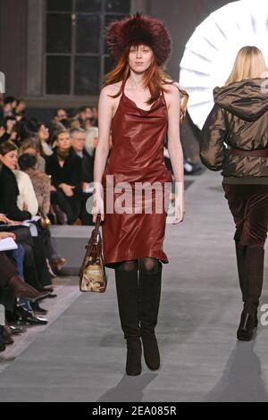 Un modello indossa una creazione del designer di moda francese Jean-Paul Gaultier per la presentazione della collezione Hermes Fall-Winter 2005-2006 Ready-to-Wear a Parigi, Francia, il 6 marzo 2005. Foto di Java/ABACA Foto Stock