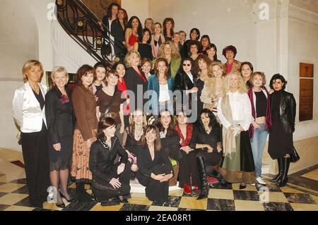 Famose donne francesi si sono riunite all'Hotel de Crillon di Parigi, in Francia, il 7 marzo 2005, per partecipare alla Festa della Donna in occasione della Giornata Internazionale della Donna, che si terrà l'8 marzo. Foto di Giancarlo Gorassini/ABACA. Foto Stock