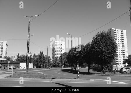 TALLINN, ESTONIA - AGOSTO 2020: Väike-Õismäe, un distretto nel distretto di Haabersti, Tallinn. Immagine in bianco e nero del quartiere. Foto Stock