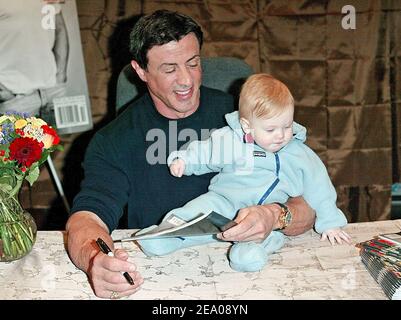 Sylvester Stallone incontra i fan e firma le copie della sua nuova rivista 'Sly' durante un'apparizione a Hudson News nella Grand Central Station di Manhattan l'8 marzo 2005. Foto di William Gratz/ABACA. Foto Stock