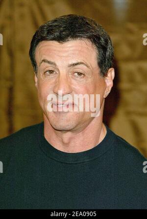 Sylvester Stallone incontra i fan e firma le copie della sua nuova rivista 'Sly' durante un'apparizione a Hudson News nella Grand Central Station di Manhattan l'8 marzo 2005. Foto di William Gratz/ABACA. Foto Stock