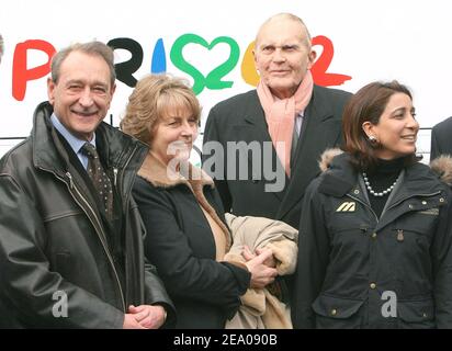Il sindaco di Parigi Bertrand Delanoe accoglie con favore il presidente della commissione di valutazione del Comitato Olimpico Internazionale Nawal El Moutawakel e il membro della commissione olandese Els van Breda Vriesman, all'aeroporto Charles de Gaulle, a nord di Parigi, l'8 marzo 2005. Gli ispettori sono arrivati a Parigi per una visita di quattro giorni della città considerata la preferita per organizzare i Giochi estivi del 2012. Foto di Mousse/ABACA. Foto Stock