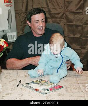 Sylvester Stallone incontra i fan e firma le copie della sua nuova rivista 'Sly' durante un'apparizione a Hudson News nella Grand Central Station di Manhattan l'8 marzo 2005. Foto di William Gratz/ABACA. Foto Stock