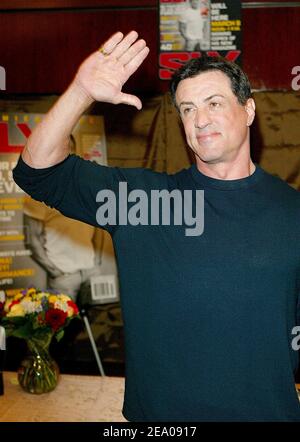 Sylvester Stallone incontra i fan e firma le copie della sua nuova rivista 'Sly' durante un'apparizione a Hudson News nella Grand Central Station di Manhattan l'8 marzo 2005. Foto di William Gratz/ABACA. Foto Stock