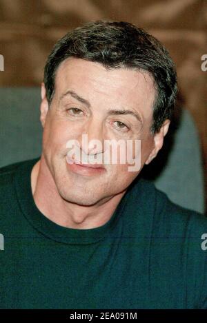 Sylvester Stallone incontra i fan e firma le copie della sua nuova rivista 'Sly' durante un'apparizione a Hudson News nella Grand Central Station di Manhattan l'8 marzo 2005. Foto di William Gratz/ABACA. Foto Stock