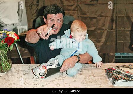 Sylvester Stallone incontra i fan e firma le copie della sua nuova rivista 'Sly' durante un'apparizione a Hudson News nella Grand Central Station di Manhattan l'8 marzo 2005. Foto di William Gratz/ABACA. Foto Stock