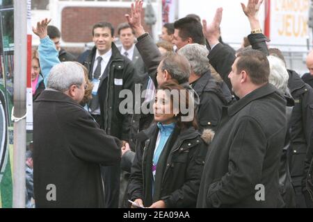 La delegazione del CIO, guidata da Nawal El-Moutawakel (c), visita il Villaggio Olimpico, accompagnato da Jean-Paul Huchon, il sindaco di Parigi Bertrand Delanoe, il ministro francese dello sport Jean-Francois Lamour e i membri del Comitato delle Olimpiadi di Parigi 2012 a Parigi, Francia, il 10 marzo 2005. Foto di Mousse/ABACA. Foto Stock