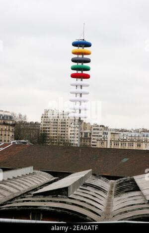 Immagine degli anelli olimpici nel luogo in cui dovrebbe essere eretto il villaggio olimpico. Parigi, Francia, il 17 marzo 2005. Foto di Mousse/ABACA. Foto Stock