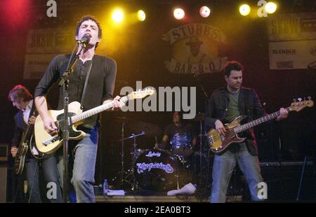"Jakob Dylan e i Wallflowers suonano come parte del South by Southwest "SxSw" presso la Austin Music Hall di Austin, Texas, il 19 marzo 2005. Foto di: Tim Mosenfelder/ABAKa' Foto Stock